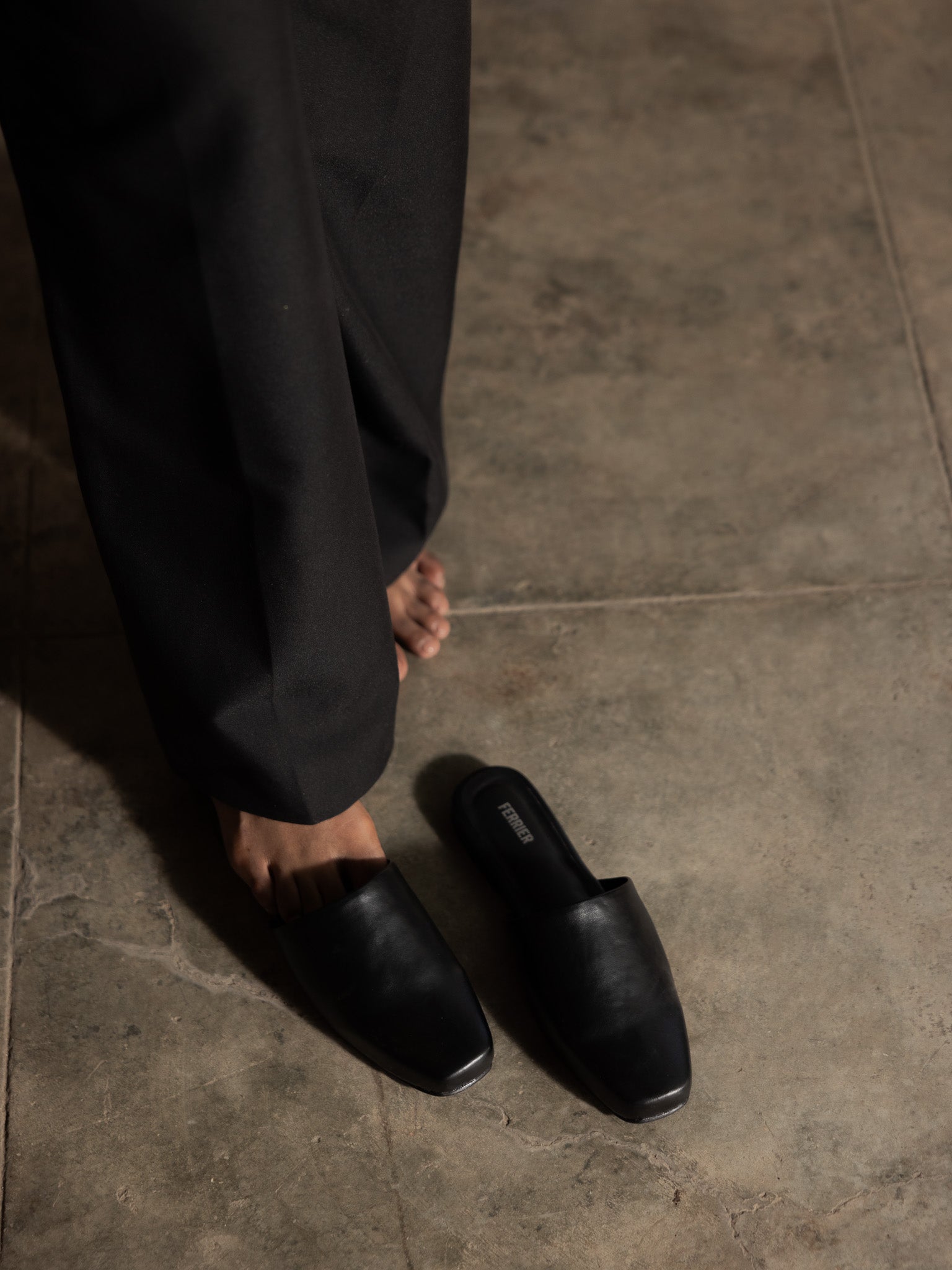 Black slip-on flats for women